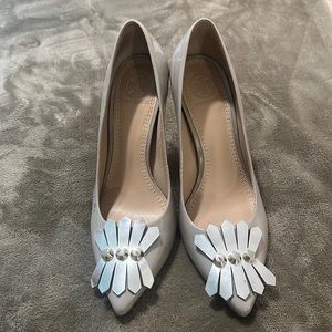 A unique pump with a translucent,wood patent leather grey heel.